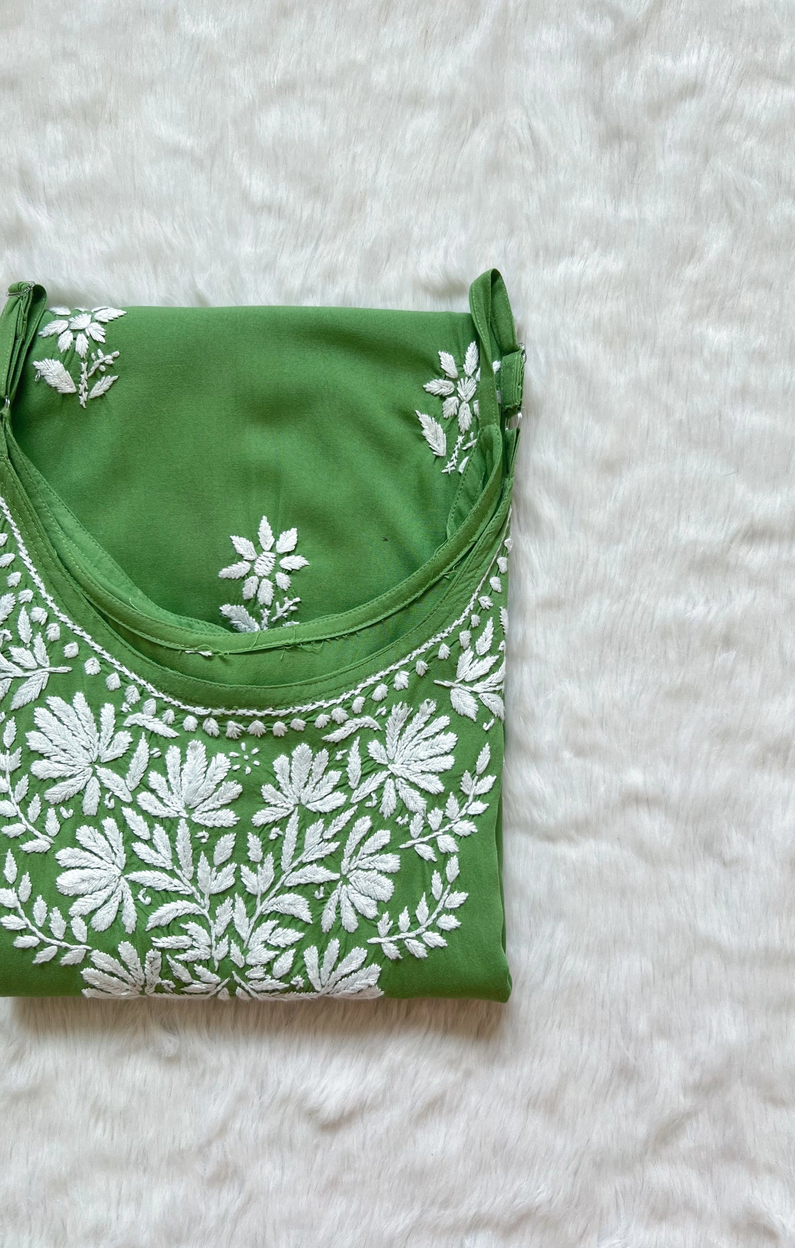 Rida Green Sleeveless Rayon Chikankari Kurta